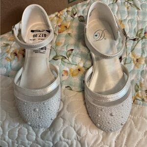 Elegant White Kids Shoes with Pearl Detailing